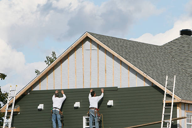 Professional Siding Installation technician working in Lafayette, TN